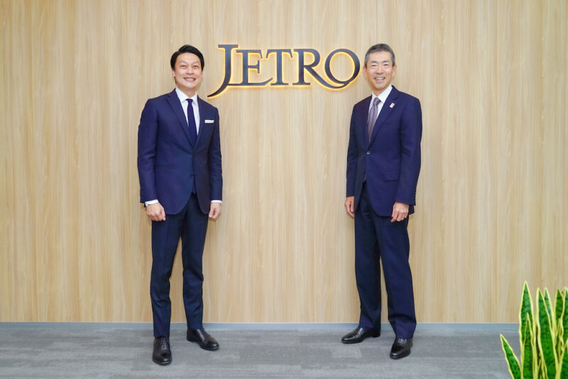 mediator ガンタトーンCEO（左）とジェトロ・バンコク事務所 黒田所長